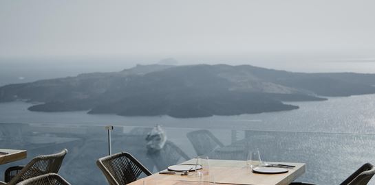 Ένα από τα καλύτερα εστιατόρια της Σαντορίνης σερβίρει στη Γλυφάδα