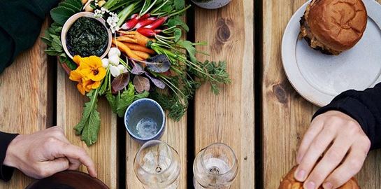 Το Noma ανοίγει ξανά με burgers και υπαίθριο wine bar