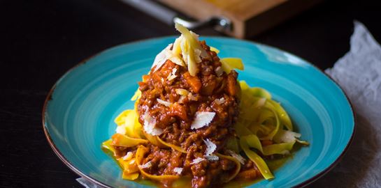 Μακαρονάδα με ραγού όπως θα την έτρωγες στη Νάπολι