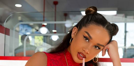 La Elvira, ένα παγκόσμιο αστέρι γεννήθηκε στο YouTube