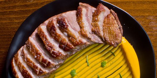 Κρέας υψηλής ποιότητας στην καταπράσινη αυλή του Steak Alive