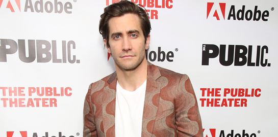 O Jake Gyllenhaal τολμά στιλιστικά και βγαίνει κερδισμένος