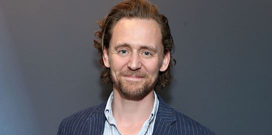 Δεν υπάρχει τίποτα βαρετό στο ριγέ σύνολο του Tom Hiddleston