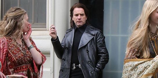 To total black 70s look του Ewan McGregor