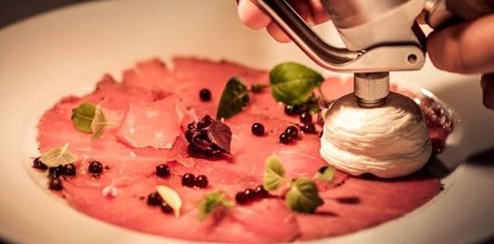 Η πολυσυλλεκτική κουζίνα του Αντώνη Πεχλιβανάκη