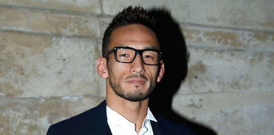 Ο Hidetoshi Nakata κοντράρει στιλιστικά τον David Beckham