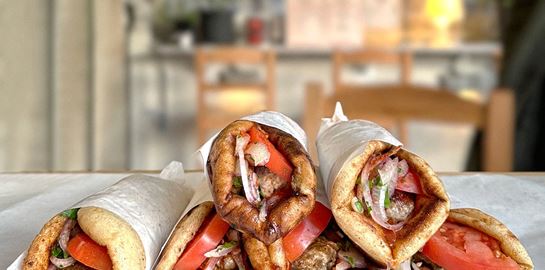 Στο Αιγάλεω θα φας ένα από τα πιο επικά αθηναϊκά σουβλάκια