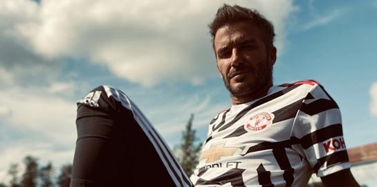 Μόνο στον David Beckham δείχνει στιλάτη η νέα φανέλα της Γιουνάιντεντ