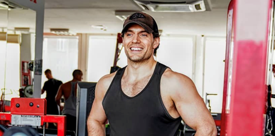 Γιατί ο Superman μοιάζει όλο και περισσότερο με bodybuilder