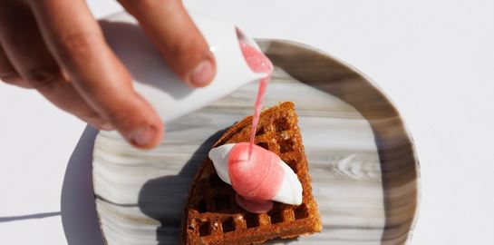 Στο Pelagos, το νέο μενού ταξιδεύει σε Σίφνο, Σαντορίνη και Νάξο