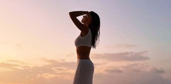 H Δούκισσα Νομικού ποζάρει σε εξωτική παραλία λίγο πριν αλλάξει η χρονιά