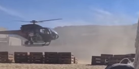 Σε άλλα νέα, ελικόπτερο προσγειώνεται σε beach bar της Μυκόνου