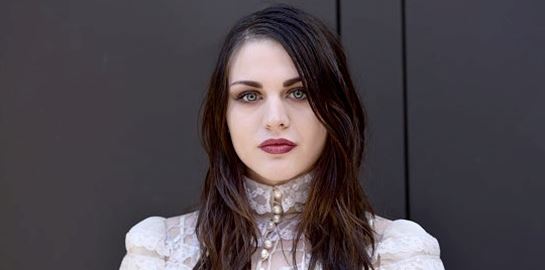 Η Frances Bean Cobain έχει κάτι από το σκοτάδι του πατέρα της