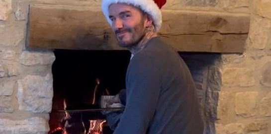 Ο David Beckham ψήνει κάστανα στο τζάκι
