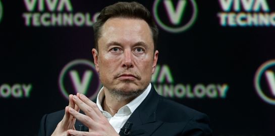 O Elon Musk τα έβαλε και με τη Wikipedia