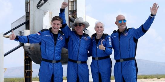 Ο Jeff Bezos λέει ότι η πρώτη του διαστημική πτήση έμοιαζε με μνημόσυνο