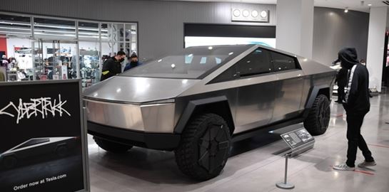 To Tesla Cybertruck κάνει την πιο δύσκολη διαδρομή στον κόσμο να φαίνεται παιχνιδάκι