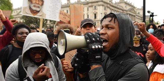 Ο John Boyega έριξε μία γροθιά στο στομάχι του ρατσισμού