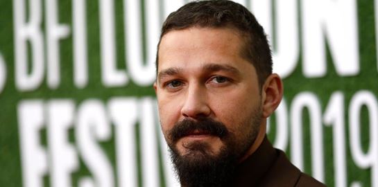 Ο Shia LaBeouf μιλά για τα παιδικά τραύματα που τον οδήγησαν στον αλκοολισμό