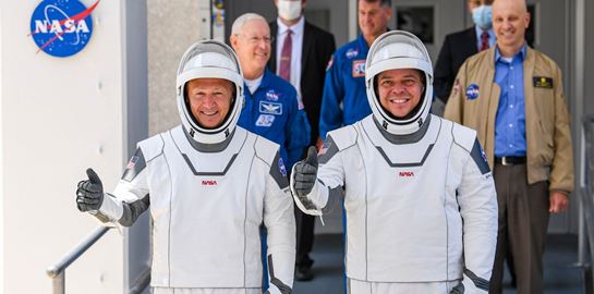 Το διαστημόπλοιο της SpaceX βούτηξε σε βαθιά πολιτικά νερά