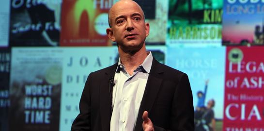 Jeff Bezos, πιο πλούσιος και από τους μεγιστάνες σούπερ ήρωες