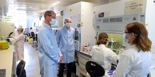 H διάχυτη ανησυχία για το εμβόλιο ενάντια στην Covid-19 προβληματίζει τους επιστήμονες