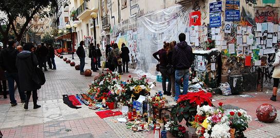 Τι περιμένει τον άντρα των ΜΑΤ που έκανε &quot;αστειάκια&quot; με ανθοδέσμη αφιερωμένη στον Αλέξη Γρηγορόπουλο