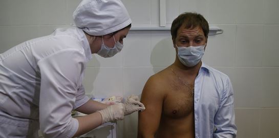 Στην Ρωσία ξεκίνησε η διανομή του εμβολίου κατά της Covid-19