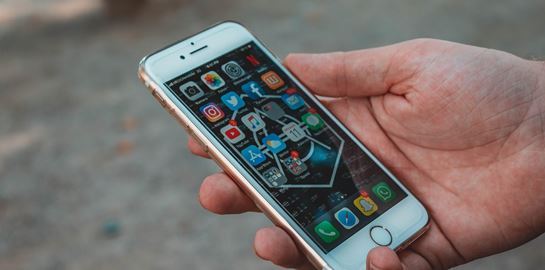 H Ρωσία βάζει φρένο στο μονοπώλιο της Apple και της Google