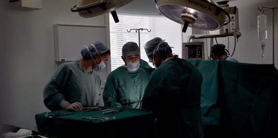 Τα συγκλονιστικά γράμματα που δέχονται οι Έλληνες γιατροί των ΜΕΘ