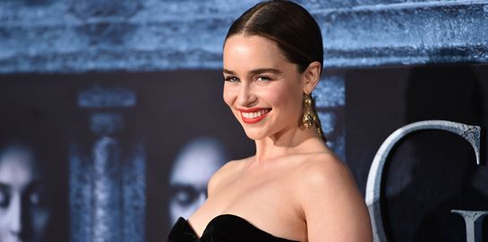 Η αυτοκρατορική γοητεία της Emilia Clarke
