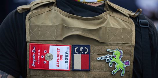 Boogaloo bois: Το οπλισμένο ακροδεξιό κίνημα με τα χαβανέζικα πουκάμισα