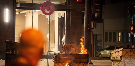 Οι ΗΠΑ τυλίγονται στις φλόγες μετά τη δολοφονία George Floyd