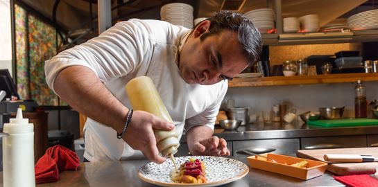 Μαθήματα ελληνικής κουζίνας από τον Νίκο Καραθάνο