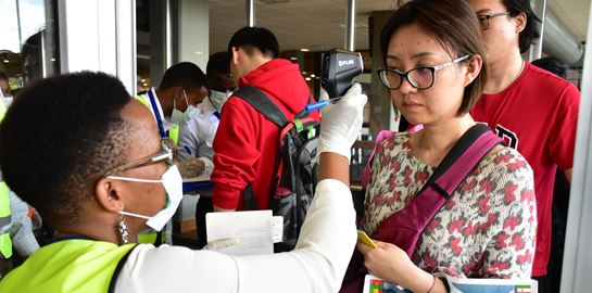 Το παράξενο ρομπότ που σκοτώνει τον κοροναϊό