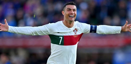 Ο Cristiano Ronaldo, οι ανάγλυφοι κοιλιακοί και τα βαμμένα νύχια