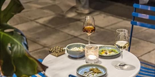 O Romain Gavras απέκτησε δικό του wine bar στο Νέο Κόσμο