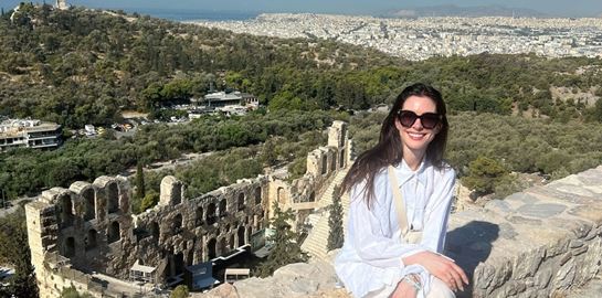 H Anne Hathaway ανεβάζει υπέροχες εικόνες από Ελλάδα στο instagram