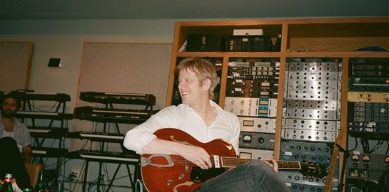 Μόλις ακούσαμε -και κολλήσαμε με- τα 2 ολοκαίνουργια τραγούδια των Spoon