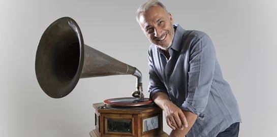 Μίνως Μάτσας: Παίρνω τους βέβηλους ρυθμούς του Μάρκου, τις θεϊκές μελωδίες του Τσιτσάνη και τα βάζω στο δικό μου μουσικό σύμπαν