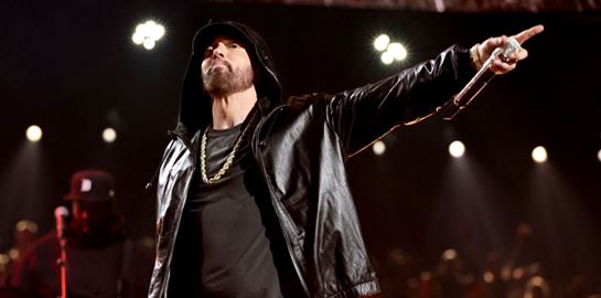 Μόνο ο Eminem θα μπορούσε να εκτοπίσει την Taylor Swift από την κορυφή