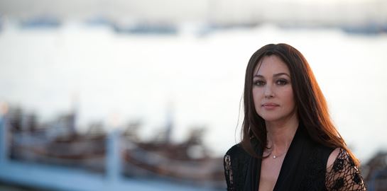 Monica Bellucci με σούπερ μίνι και βαθύ ντεκολτέ, αξία ανεκτίμητη