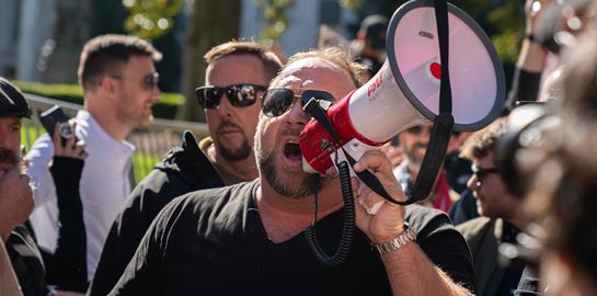 Τι μάθαμε από την ιστορία του συνωμοσιολόγου Alex Jones