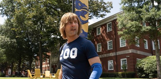 Αυτή ίσως είναι η feel-good κωμωδία που χρειαζόμαστε μέχρι να βγει επιτέλους το Ted Lasso