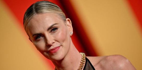 Δυσκολευτήκαμε να γνωρίσουμε τη Charlize Theron σε αυτήν τη διαφήμιση ποτού
