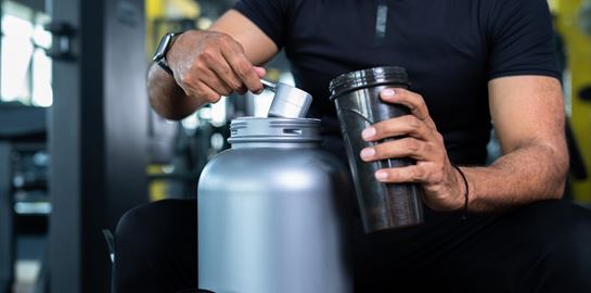 Τι θα σου συμβεί αν παίρνεις πρωτεΐνη πριν την προπόνηση