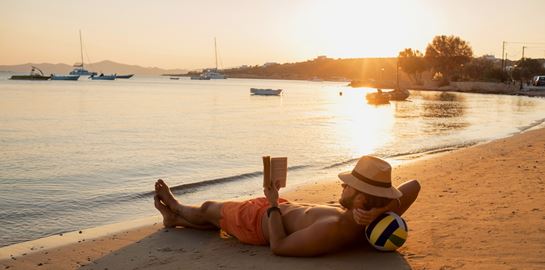 Πέντε βιβλία Ελλήνων πεζογράφων που αξίζει να διαβάσεις αυτό το καλοκαίρι