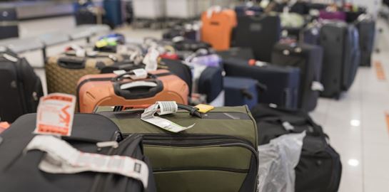 Να γιατί πρέπει πάντα να αφαιρείς τα παλιά αυτοκόλλητα από τη βαλίτσα σου