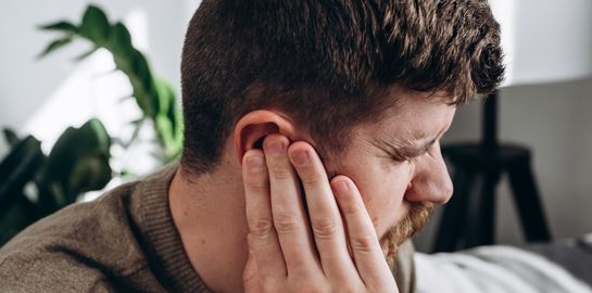 Γιατί βουίζουν συνέχεια τα αφτιά σου;