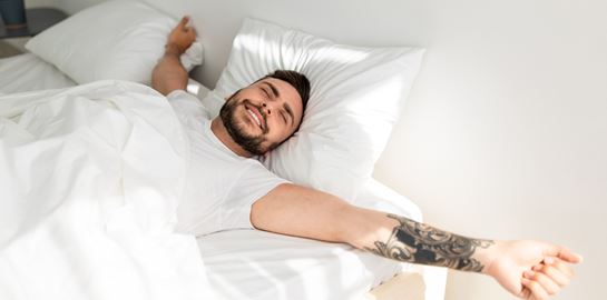 Το 'λιώσιμο' στο κρεβάτι κάνει καλό, λέει η επιστήμη